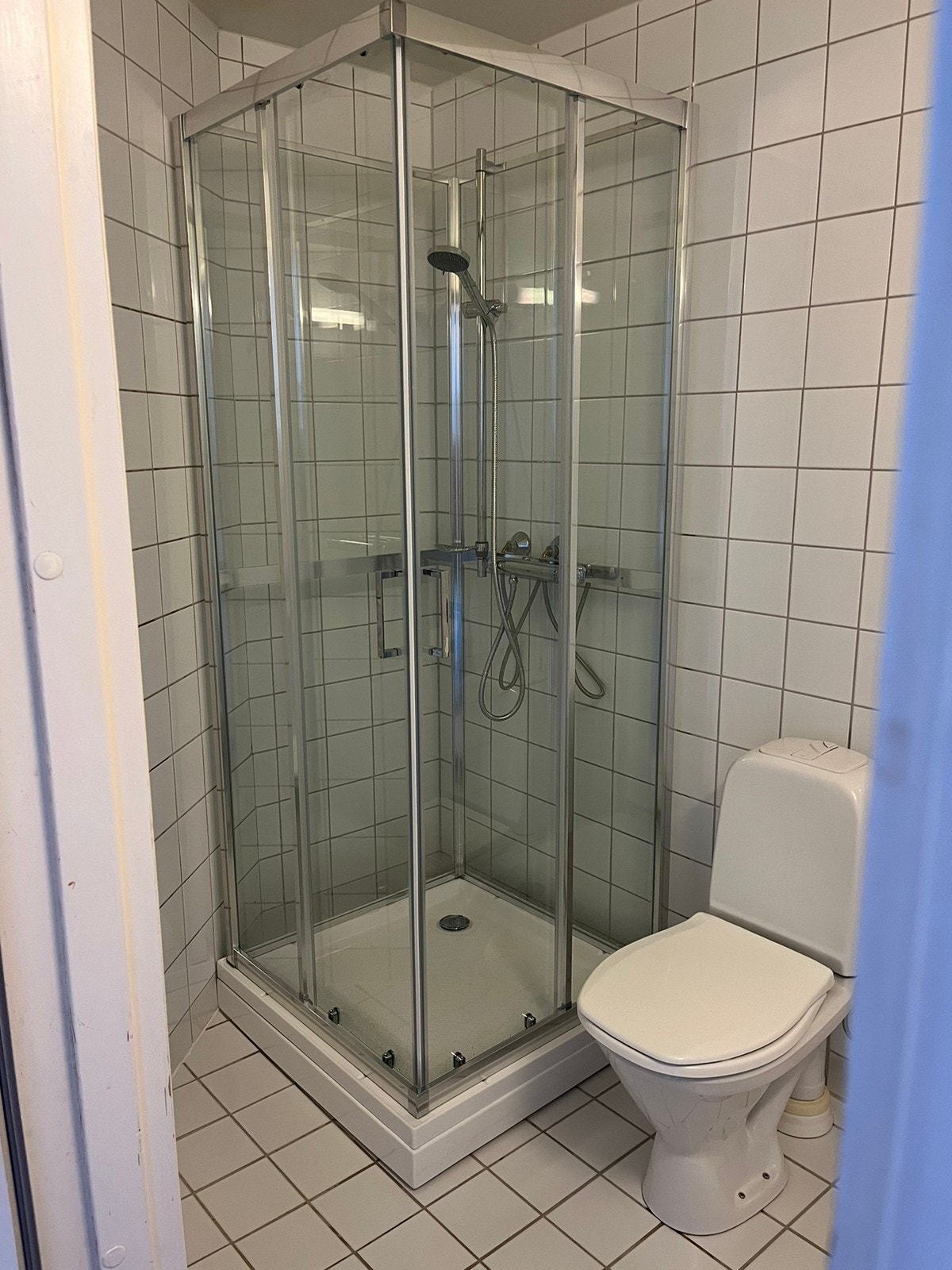 Bad med nytt dusjkabinett 2024 Galleribilde