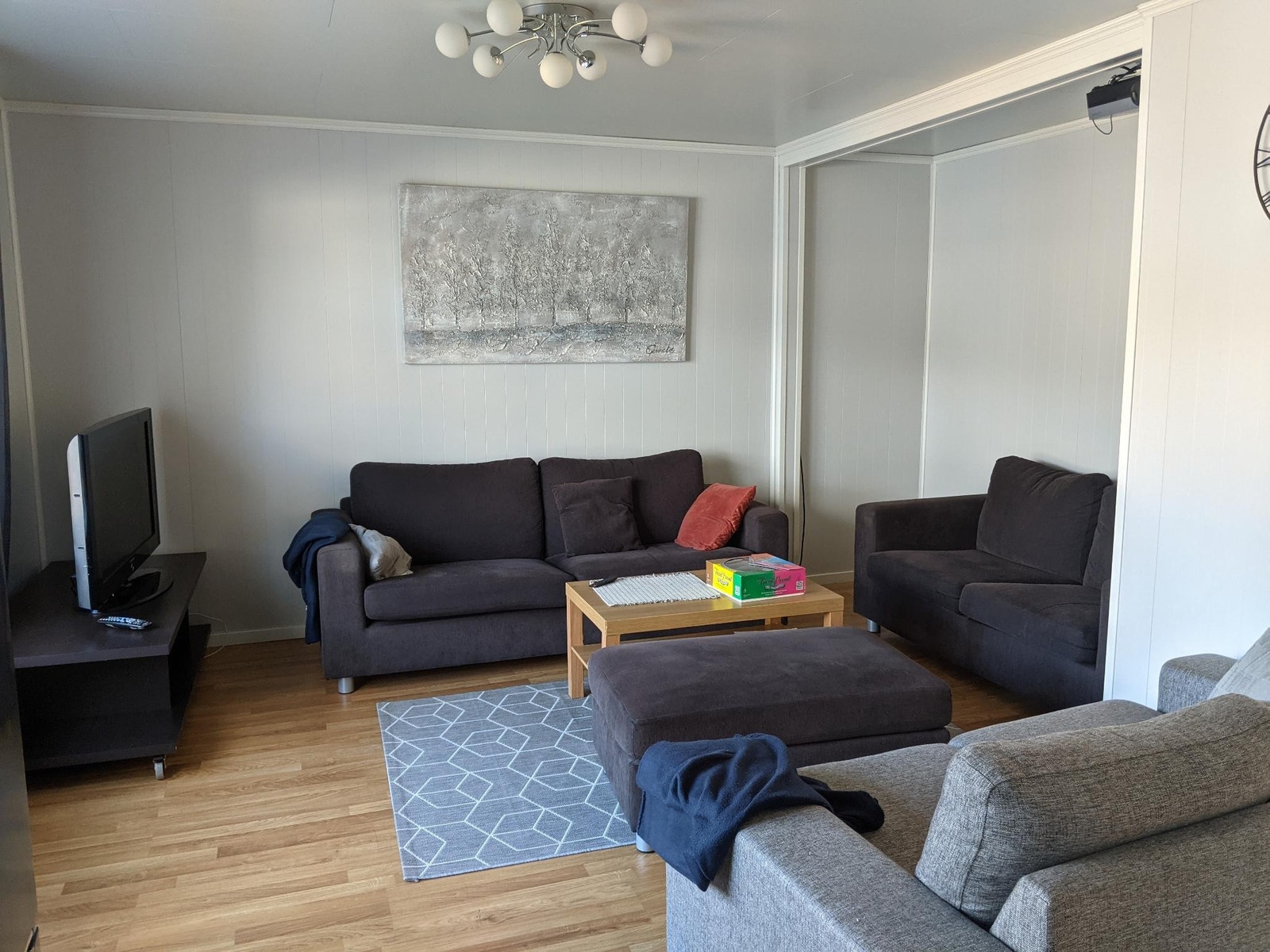 Stue med TV og projektor/lerret Galleribilde
