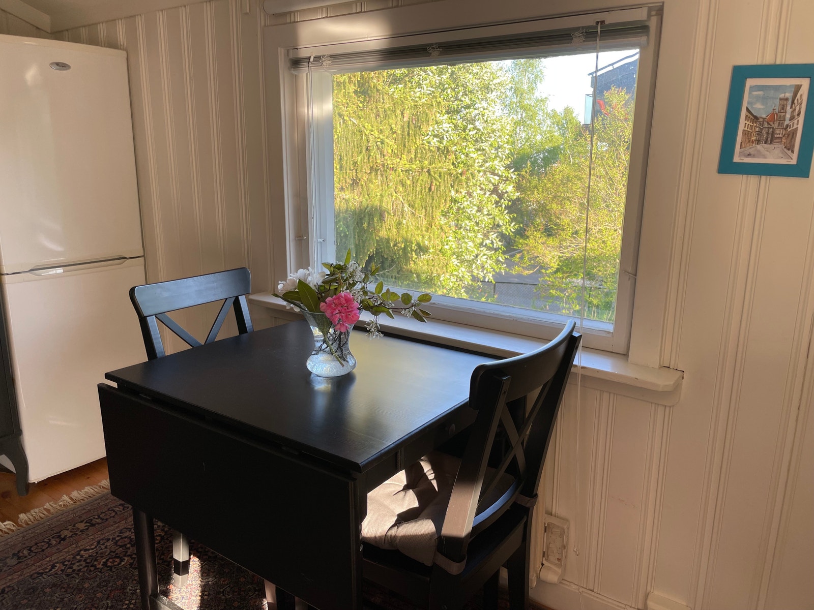 Hyggelig hybel i stille hage. (bilde tatt om sommeren) Galleribilde