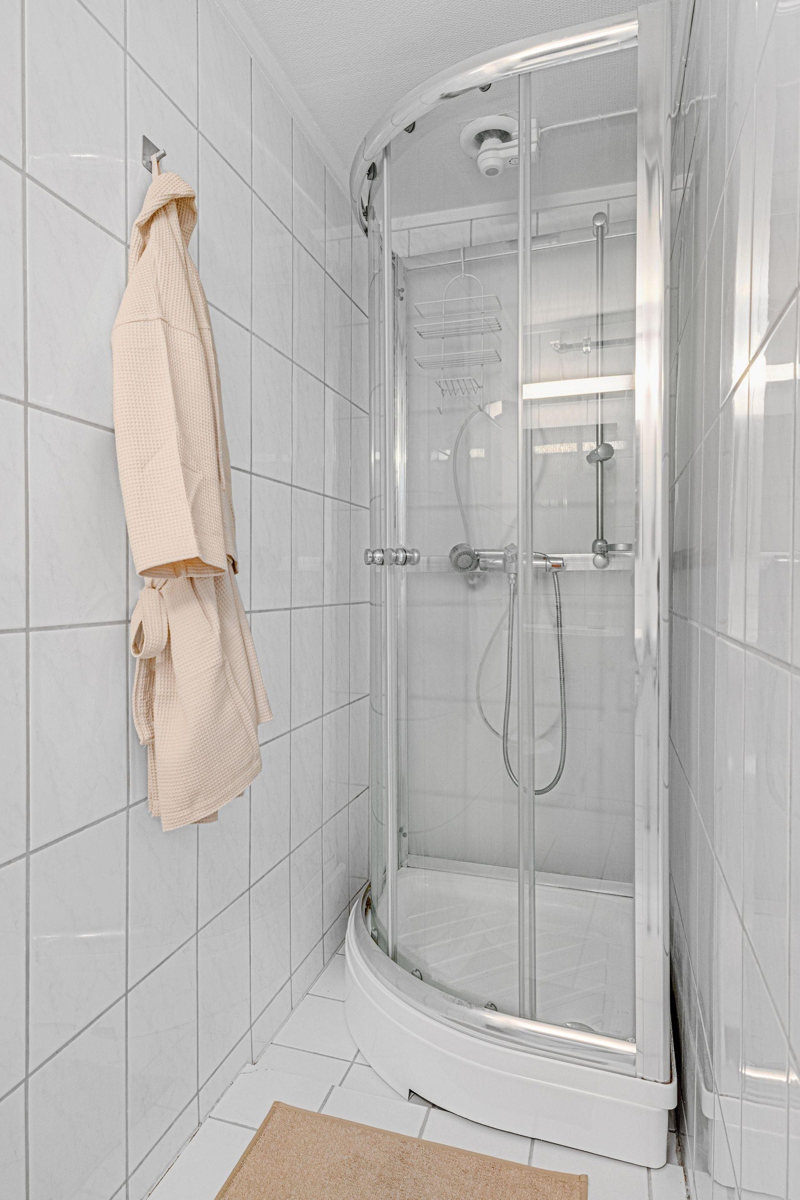 Badet har dusjkabinett og varmekabler. Galleribilde