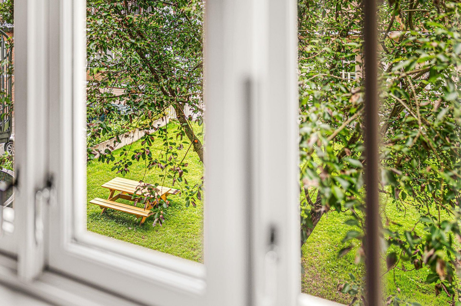 Utsikt mot bakgården fra soverommet Galleribilde