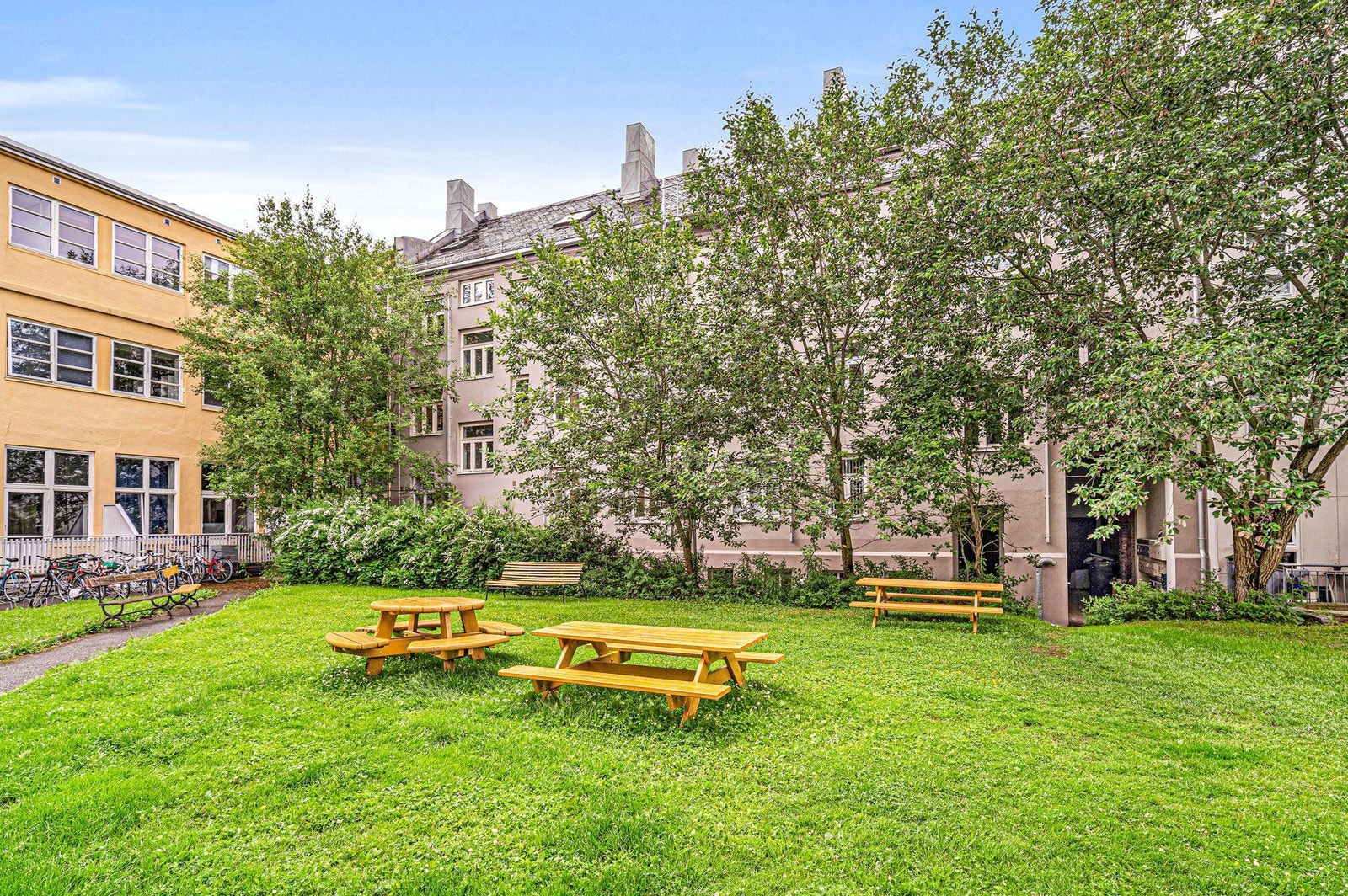 Bakgården - som også har sykkelstativ Galleribilde