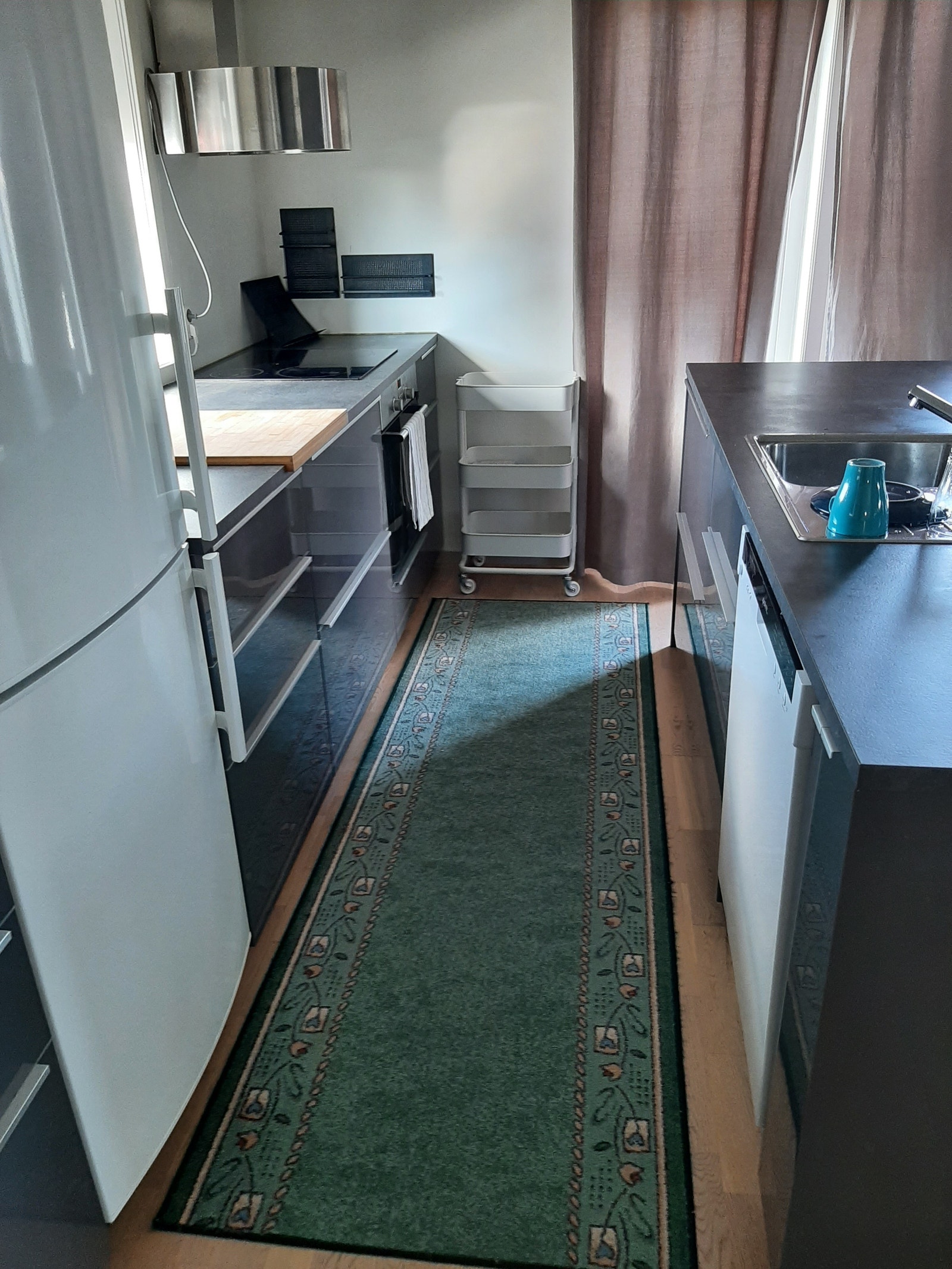 Koketopp,komfyr og Kjøleskap m/fryser under & oppvaskmaskin. Galleribilde