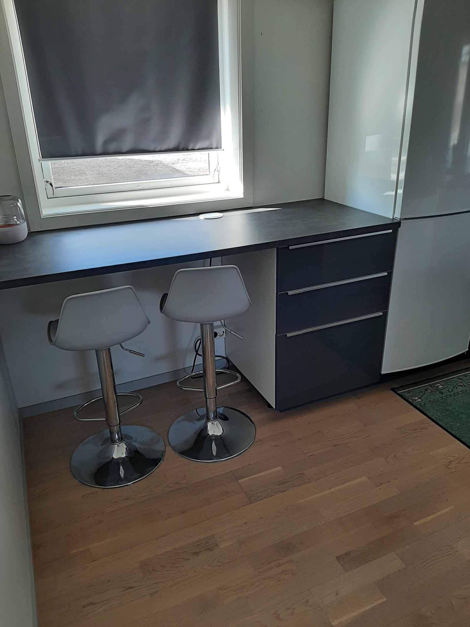 Kontor del,fin arbeidsplass i nærhet av kjøkken. Litt lavere tak der gjør det litt lunt. Galleribilde