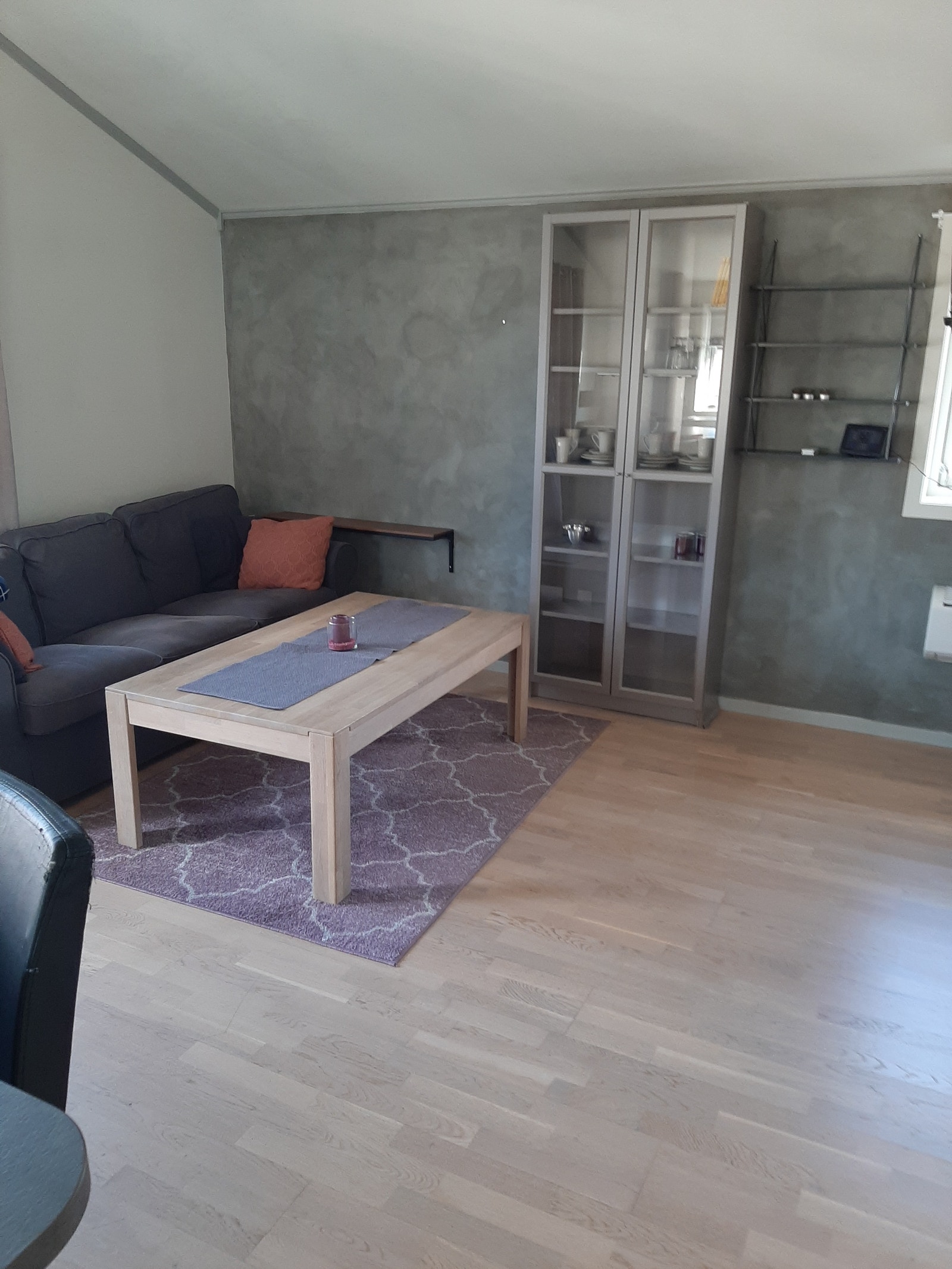 Sofa,salongbord og glass skap med innhold Galleribilde