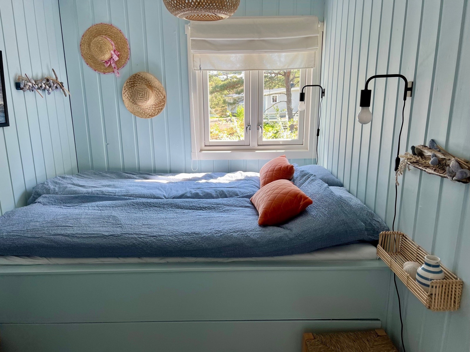 Med uttrekkbar 120 cm seng i skuffen under senga Galleribilde