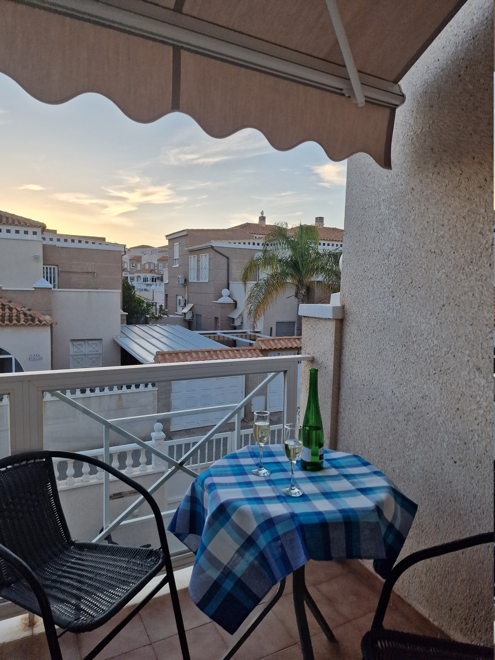 Fint å nyte solnedgangen på balkongen Galleribilde