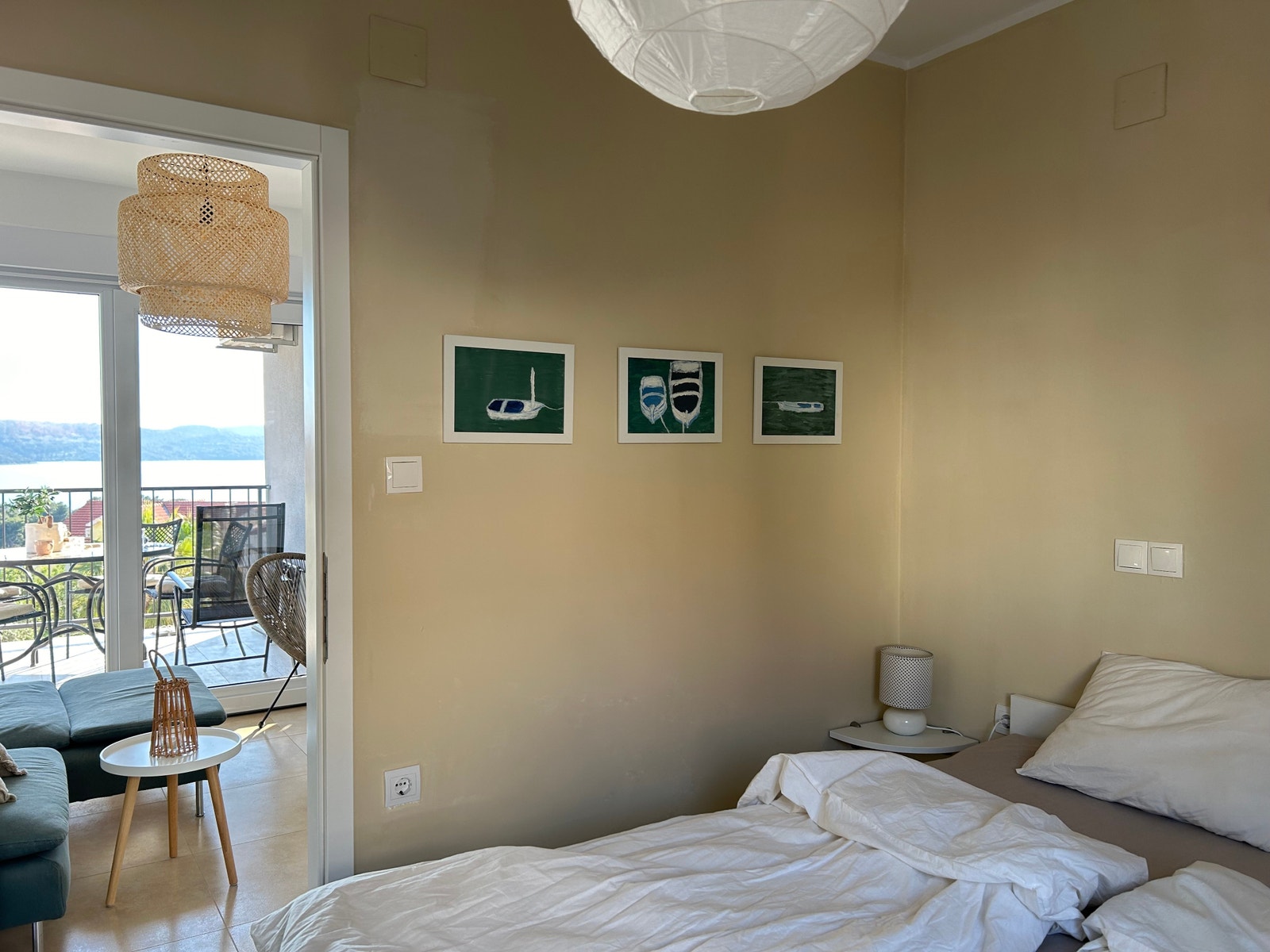 Soverom 1 med dobbeltseng og stort garderobeskap Galleribilde