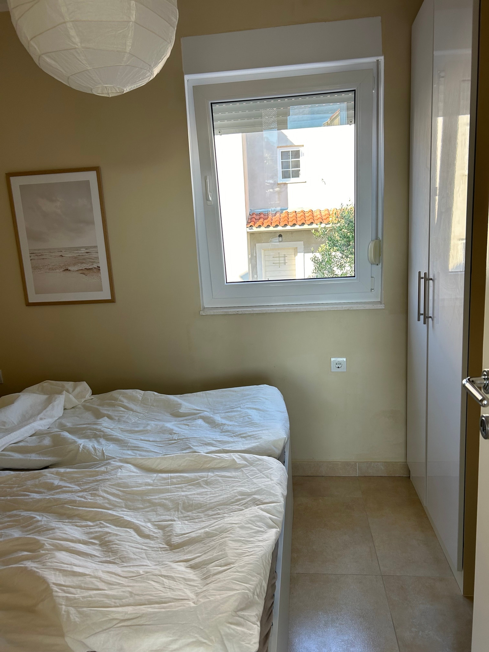 Soverom 1 med dobbeltseng og stort garderobeskap Galleribilde