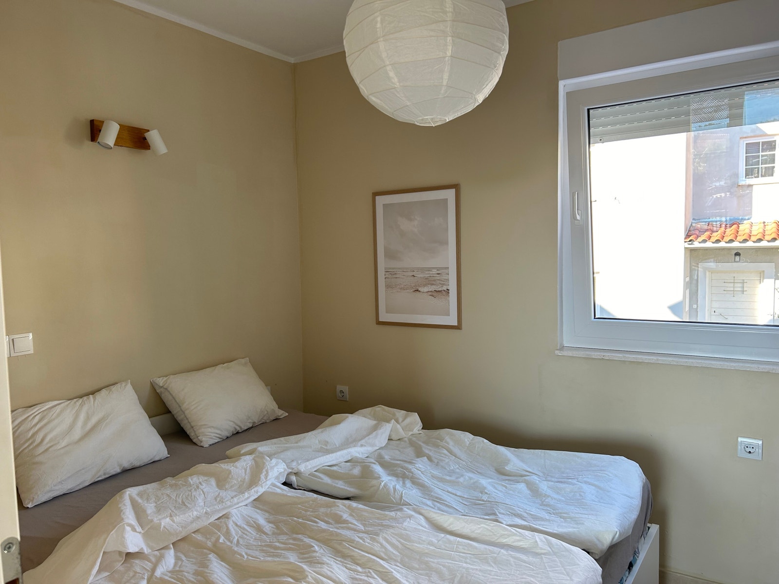 Soverom 1 med dobbeltseng og stort garderobeskap Galleribilde