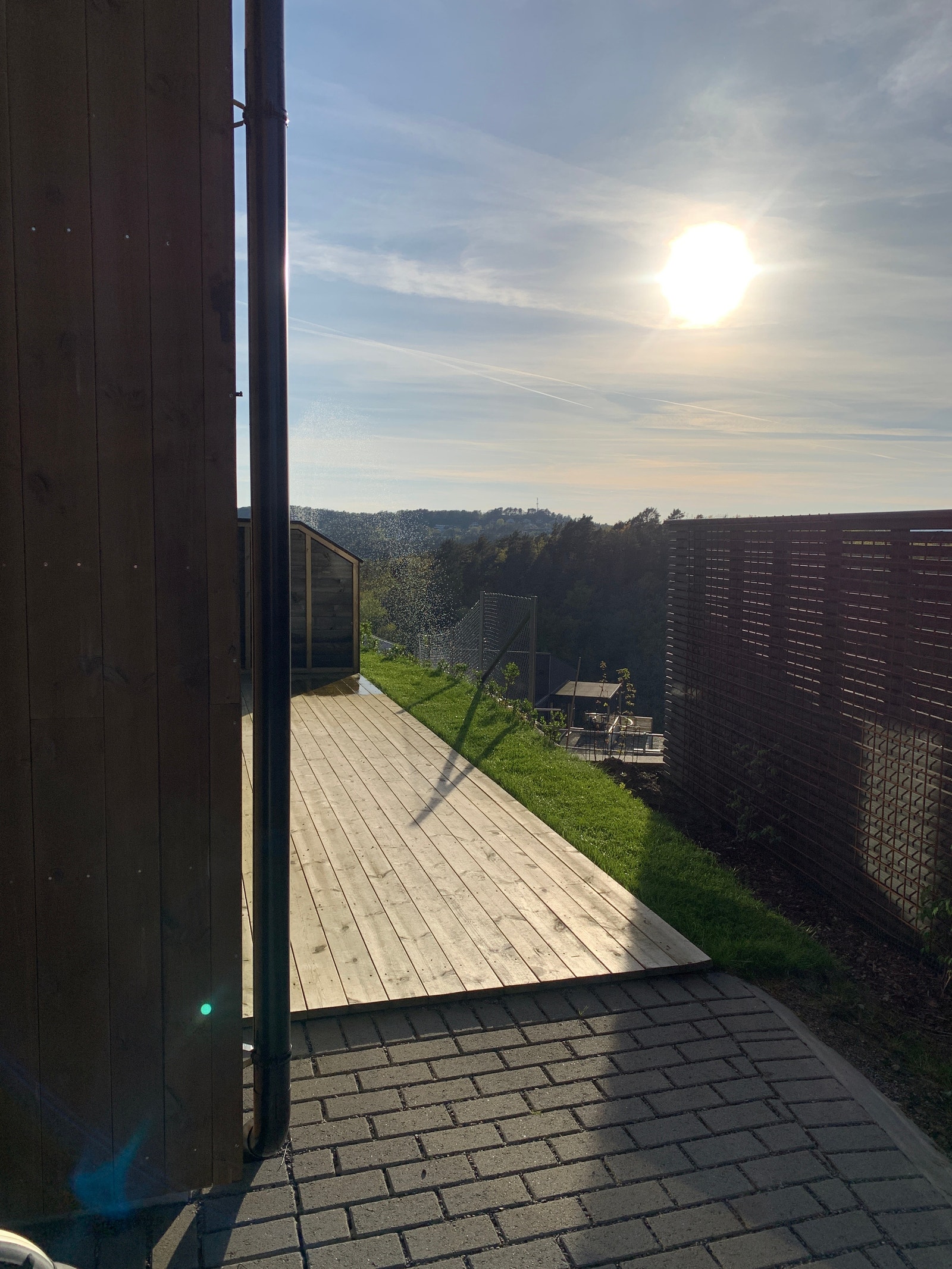 Egen liten uteplass med kveldssol disponeres av leietaker. Galleribilde