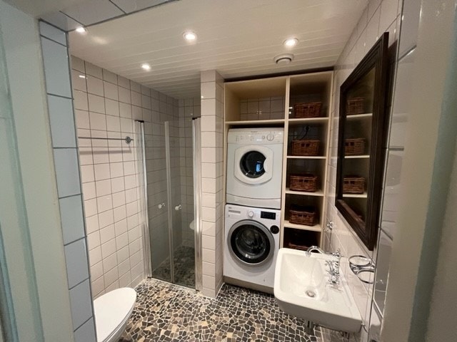 Bad med vaskemaskin og tørketrommel Galleribilde