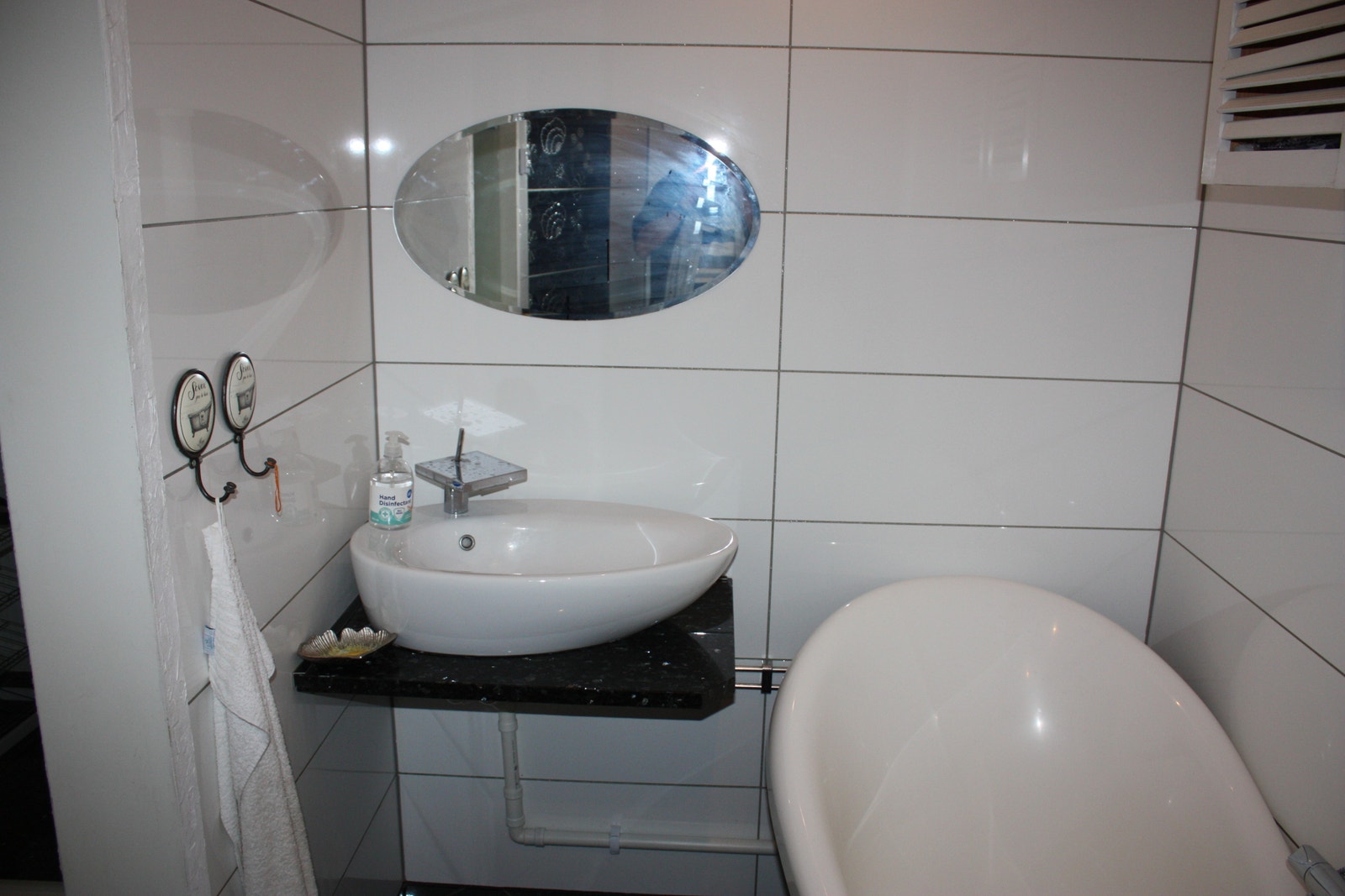 bad 1 etg vask , toalett og badekar Galleribilde