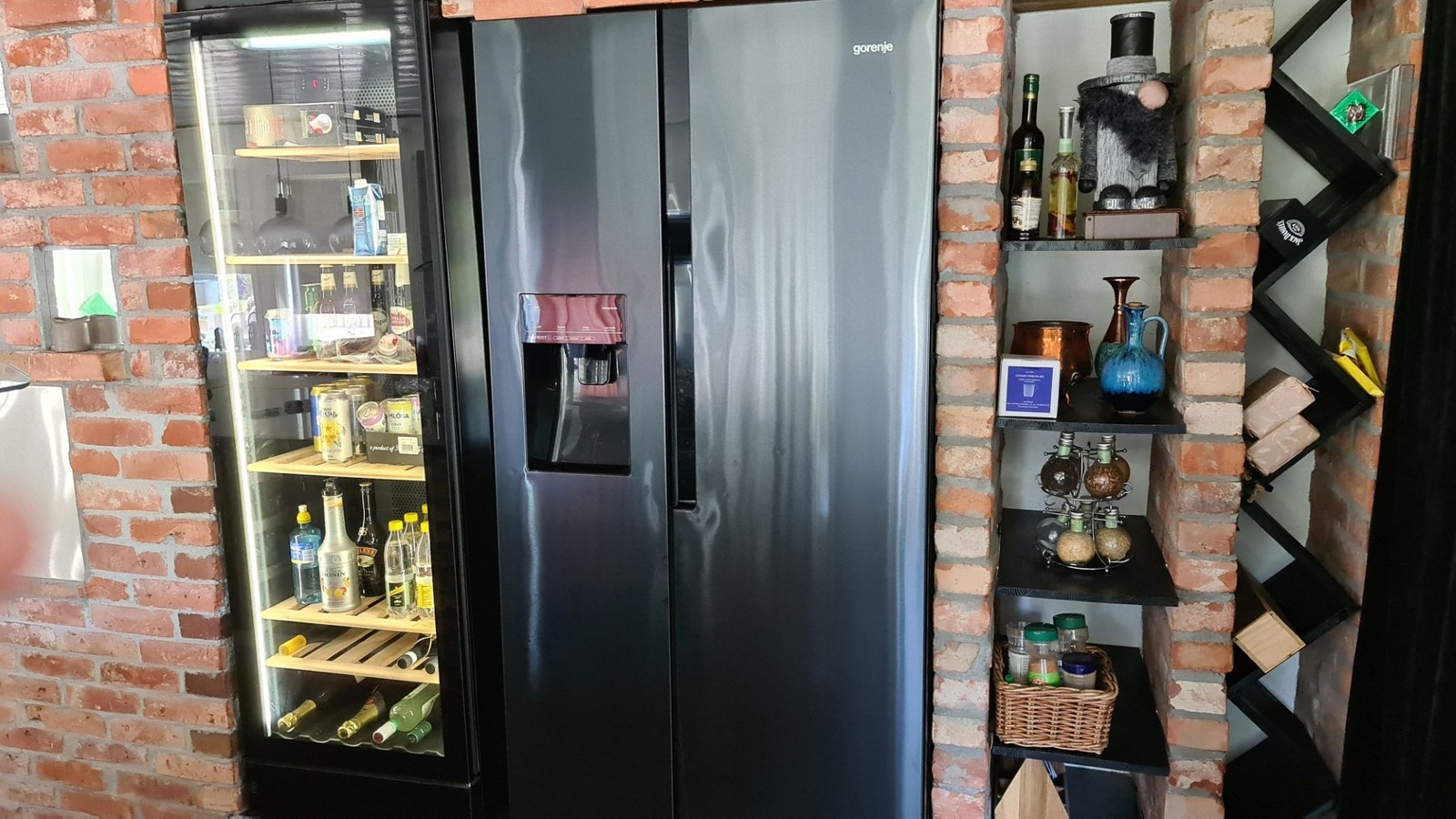 side by side med vinskap Galleribilde