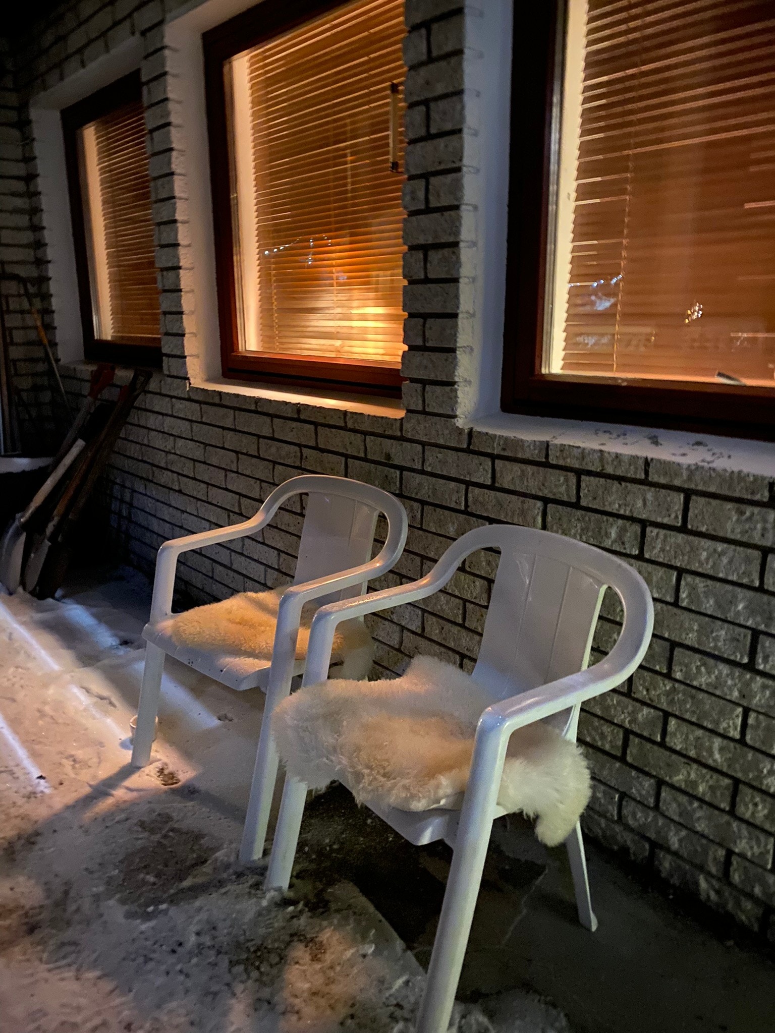 Sitteplasser rett utenfor leiligheten Galleribilde