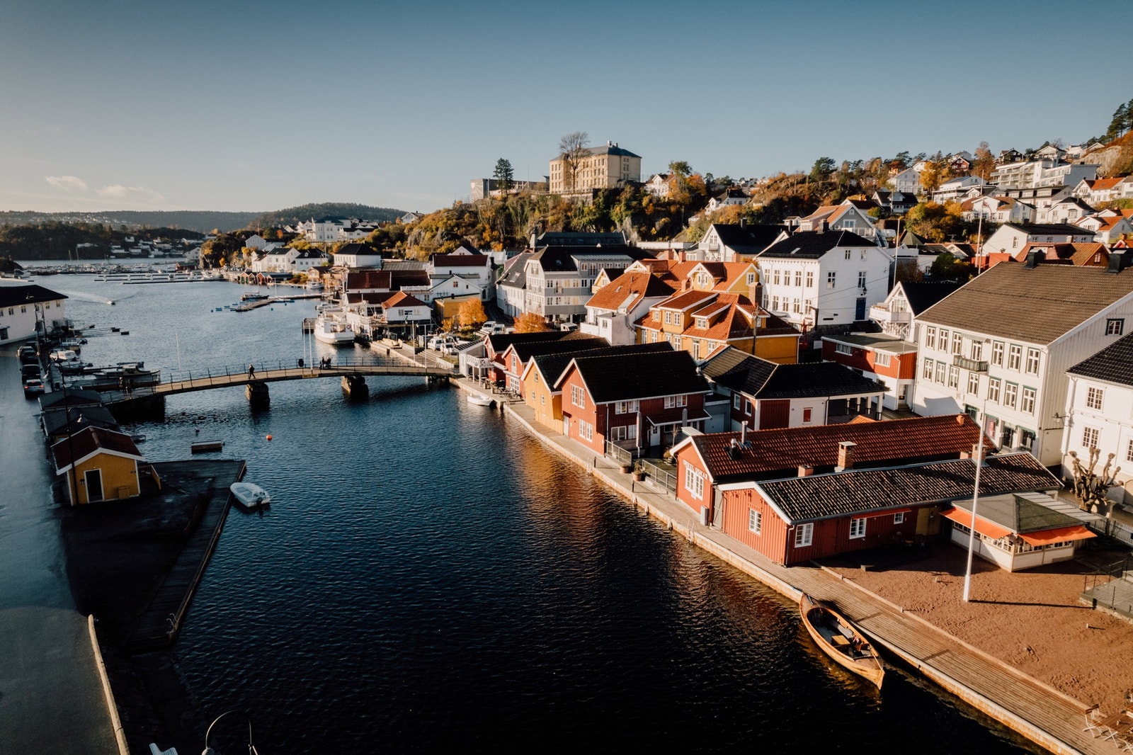 Kragerø sentrum ligger kun 15 minutter unna Kragerø Resort Fri med ferje eller egen båt og er en sjarmerende skjærgårdsperle med yrende folkeliv om sommeren. Galleribilde