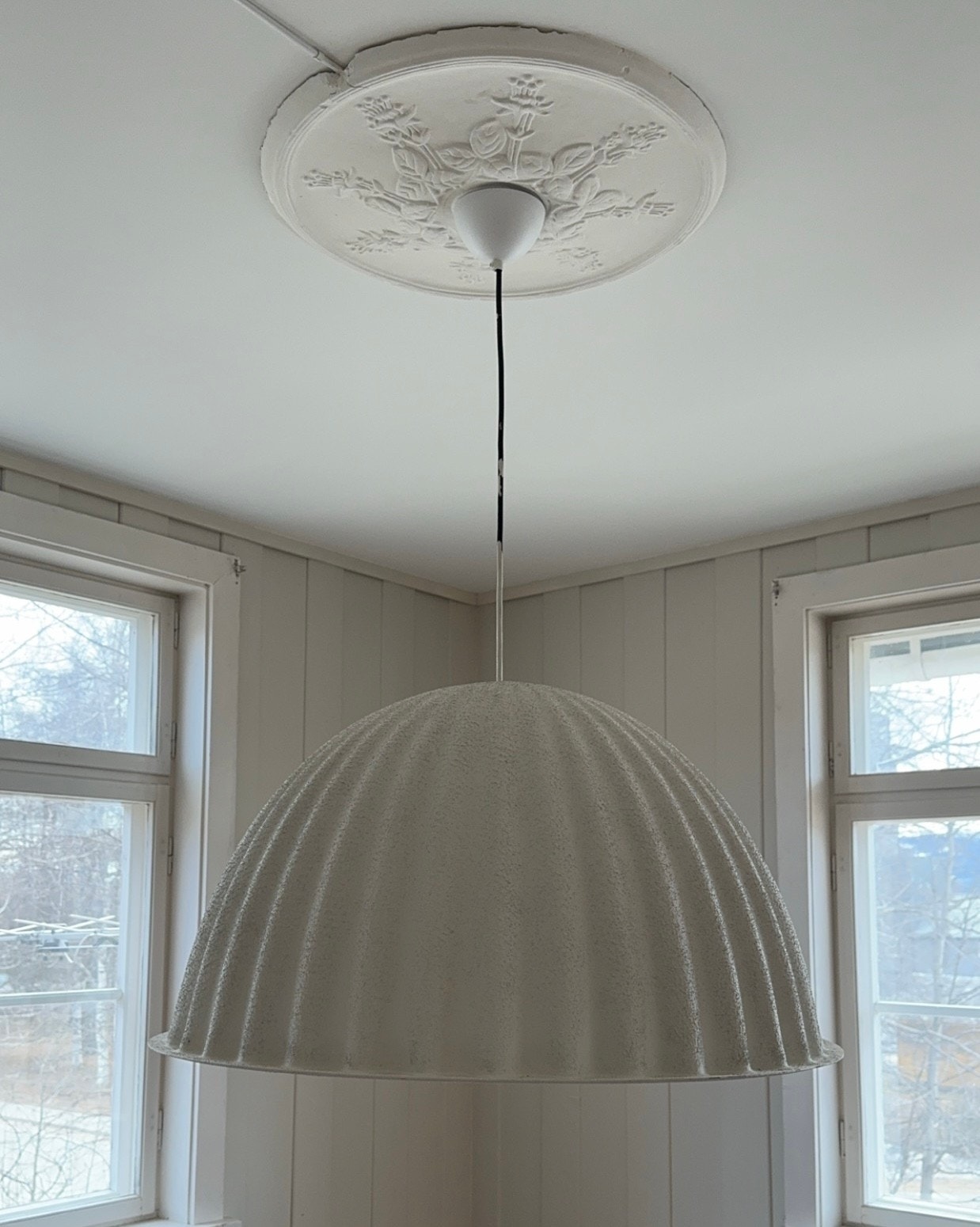 Stor kul lampe fra Muuto med rosett i tak i sofakroken i stua Galleribilde