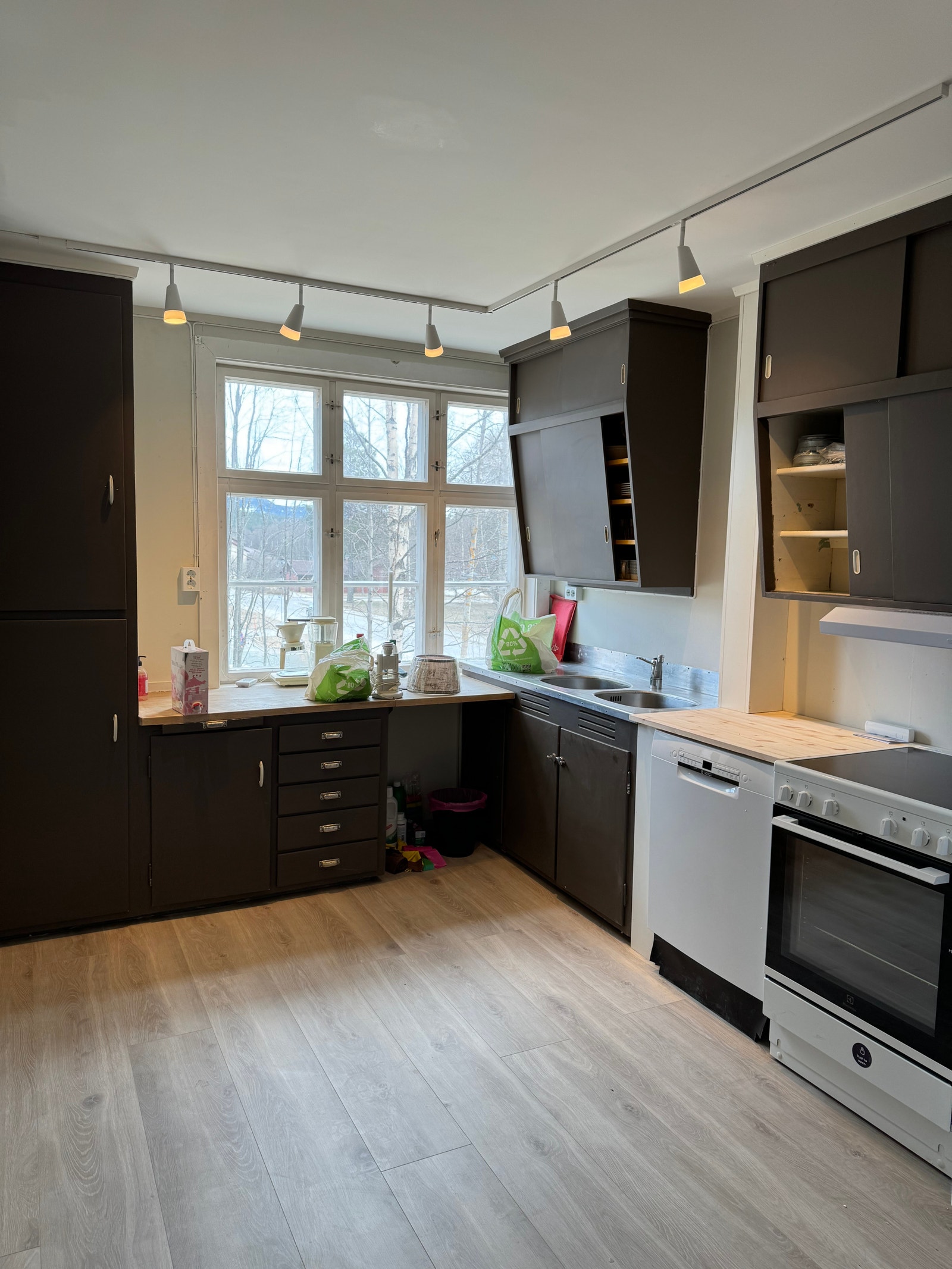 Fra leilighet D. Den gamle kjøkkeninnredningen er ivaretatt mest mulig originalt og er kun malt. Galleribilde