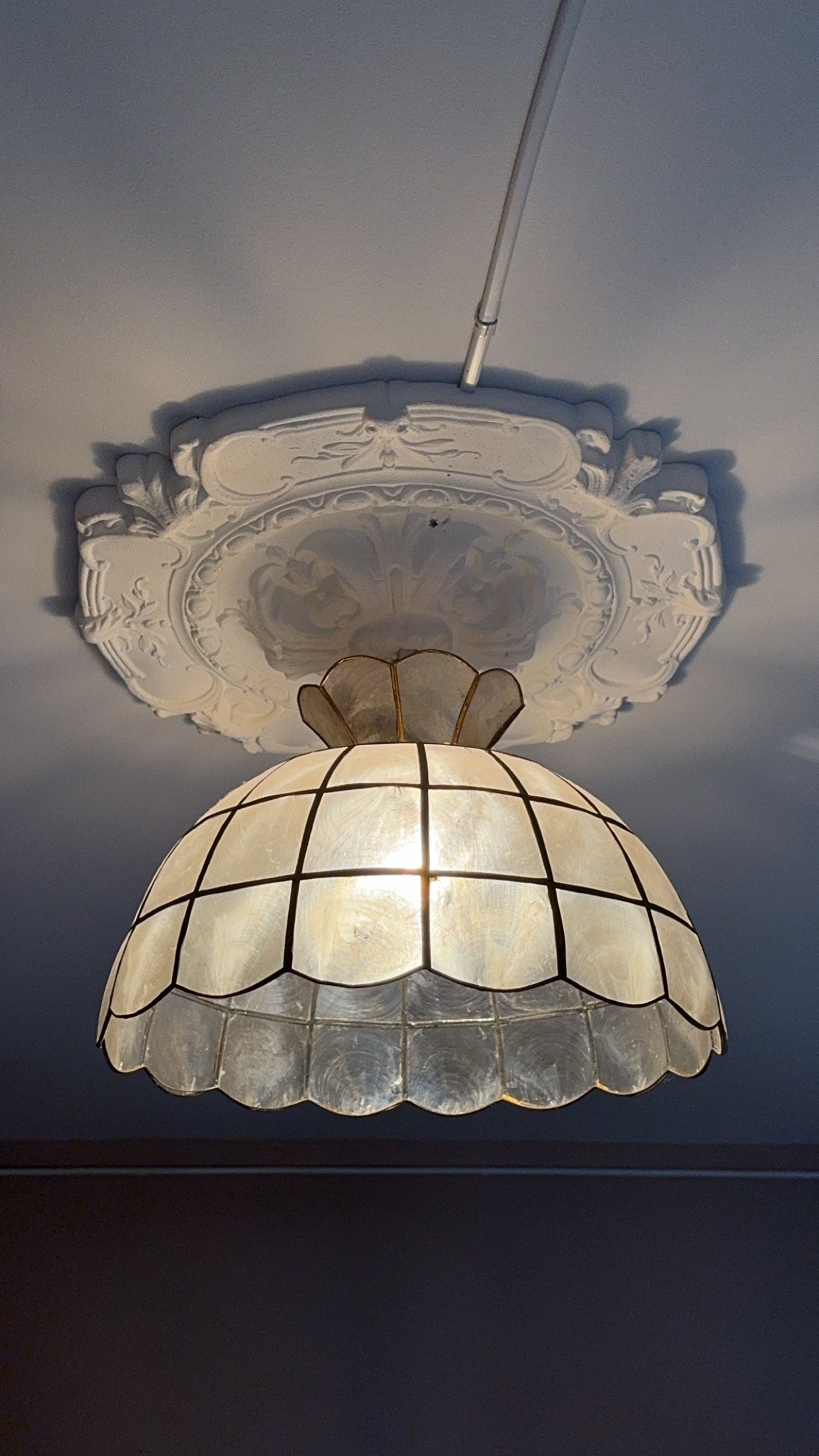 Gammel nostalgisk taklampe i gang mellom soverom. Galleribilde