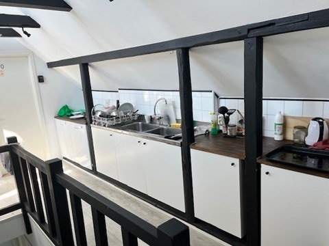 stor arbeidsbenk på kjøkkenet med 2 vasker og oppvaskmaskin Galleribilde