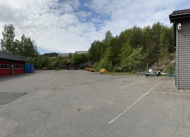 Stort asfaltert uteareal Galleribilde