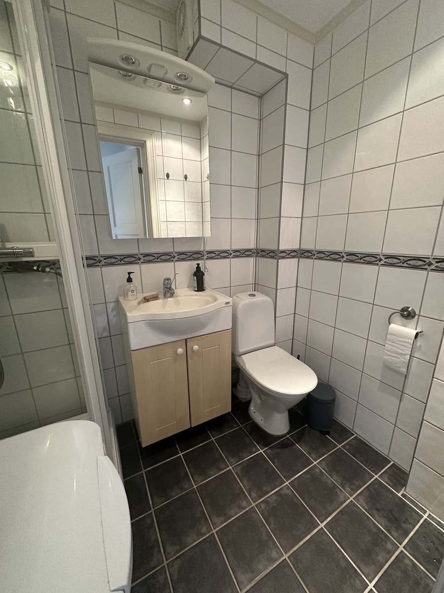 Egen vaskemaskin på badet (men også fellesvaskeri i kjelleren). Galleribilde