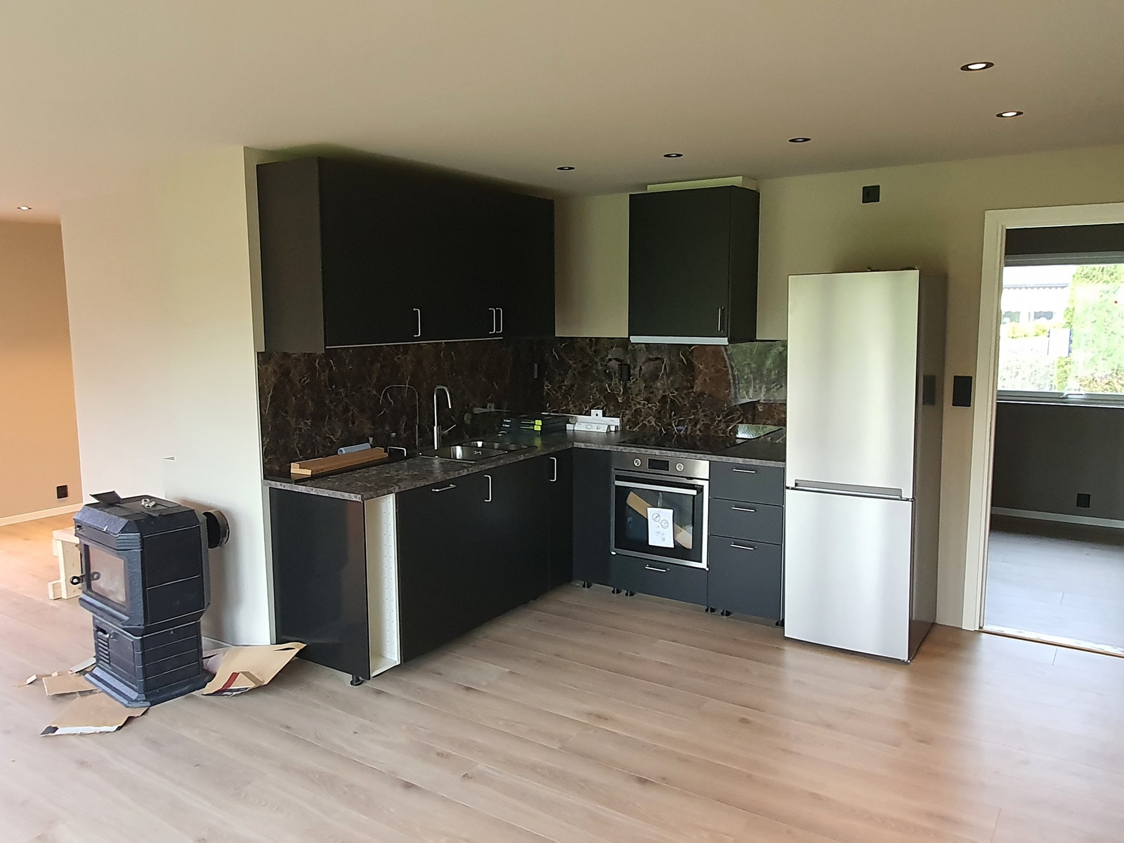 Praktisk kjøkken med mye lagring plass Galleribilde