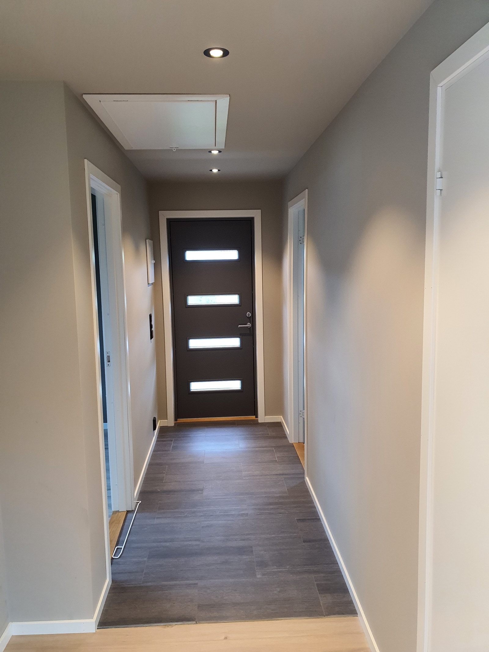 Romslig gangen med plass til garderobe Galleribilde