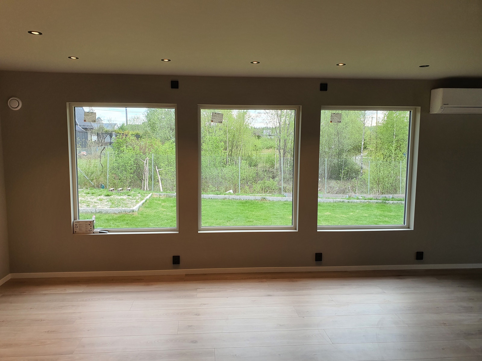 Stor vinduer overflate i stue Galleribilde