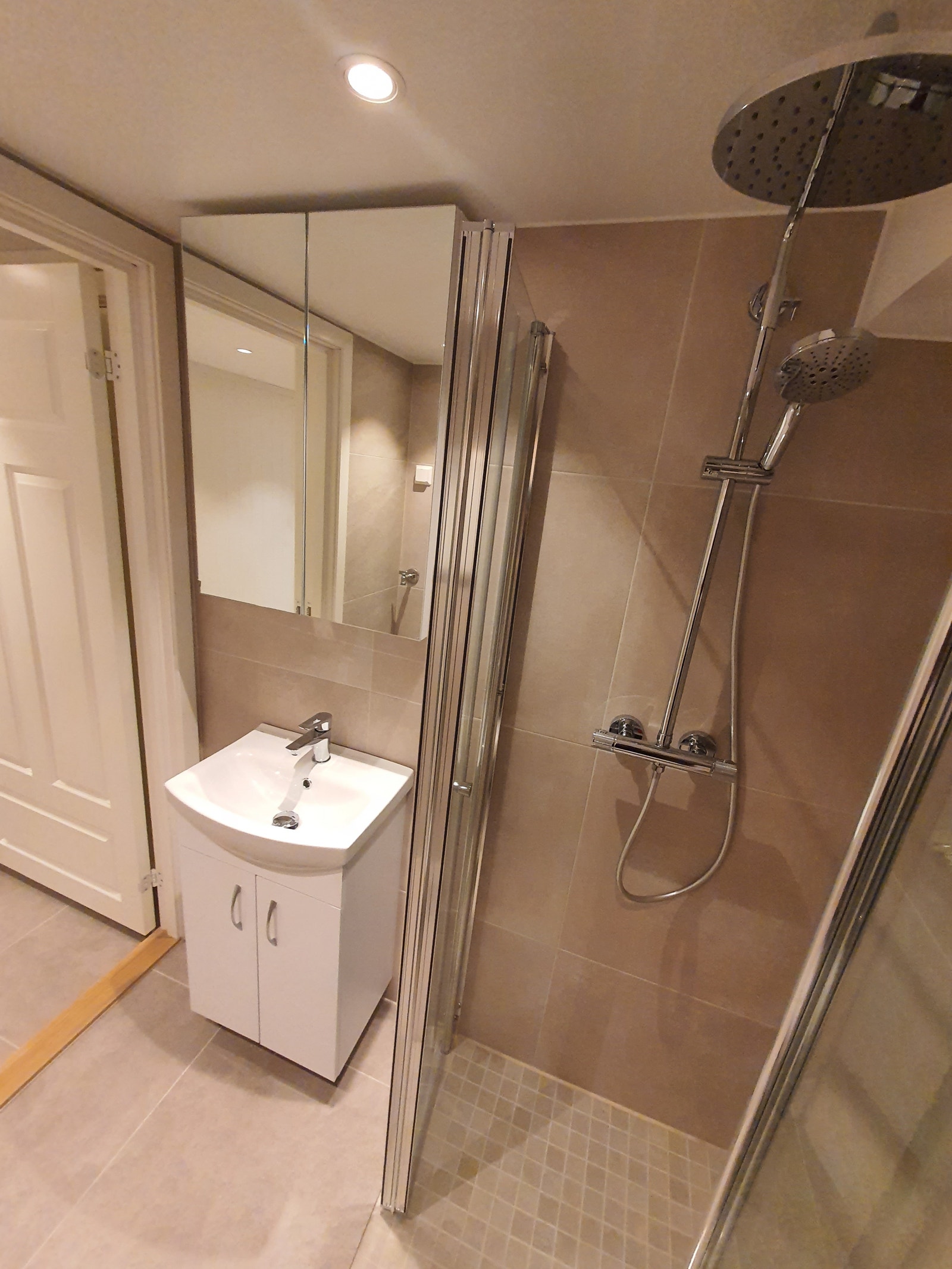 Nytt bad med moderne baderomsmøbler Galleribilde