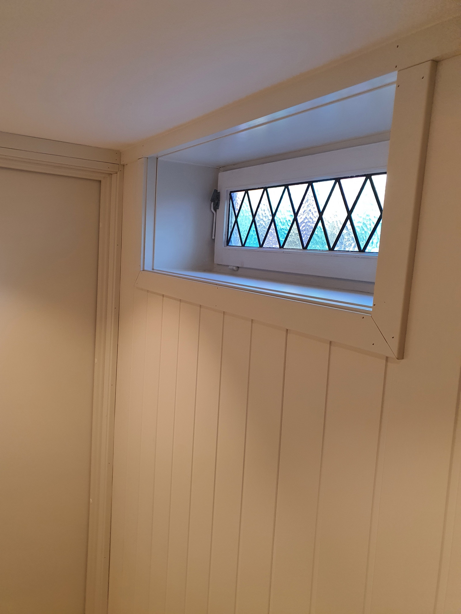 Vindu ved inngangen Galleribilde