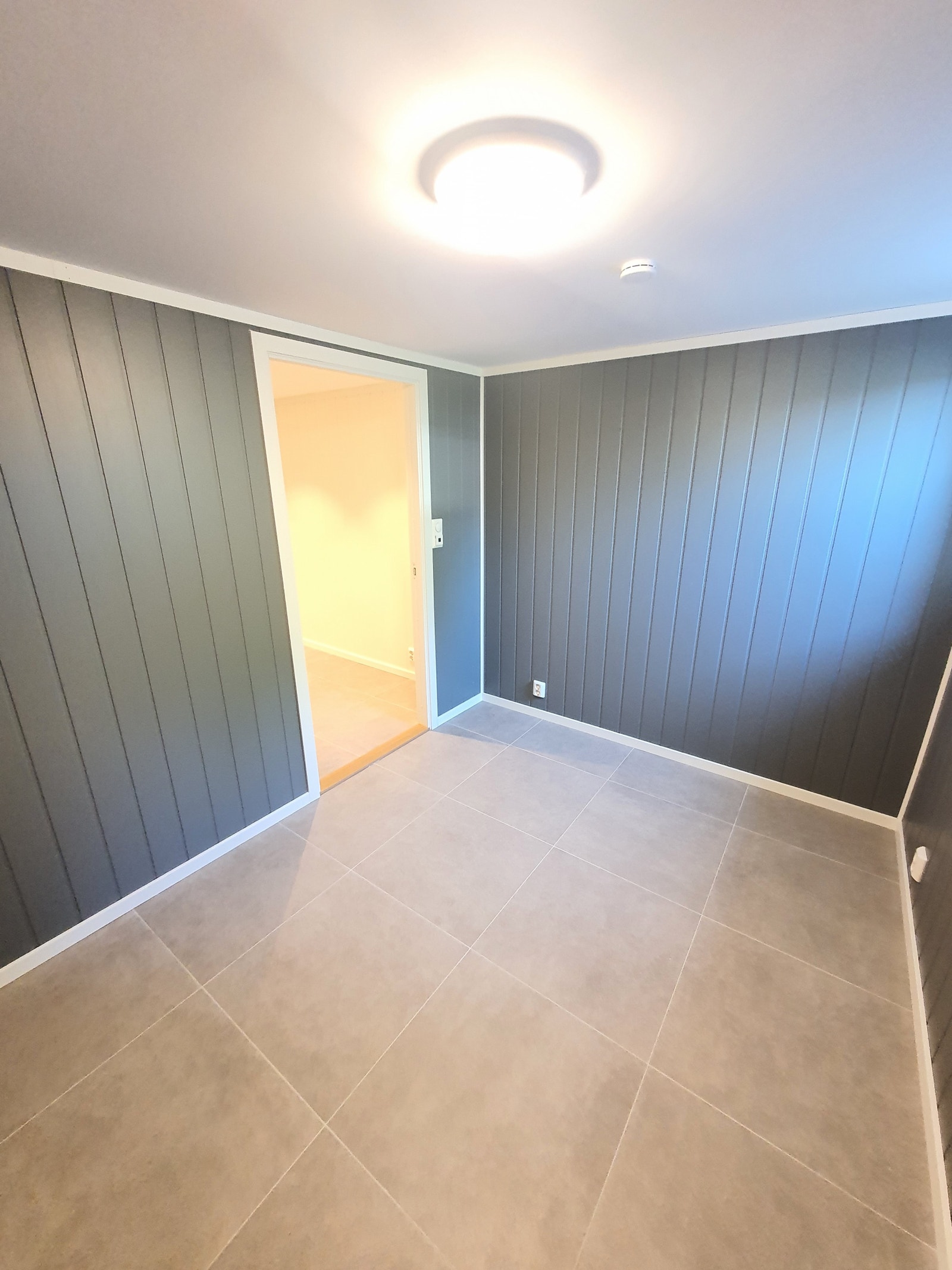 Romslig soverom med plass til stor dobbeltseng og klesskap Galleribilde