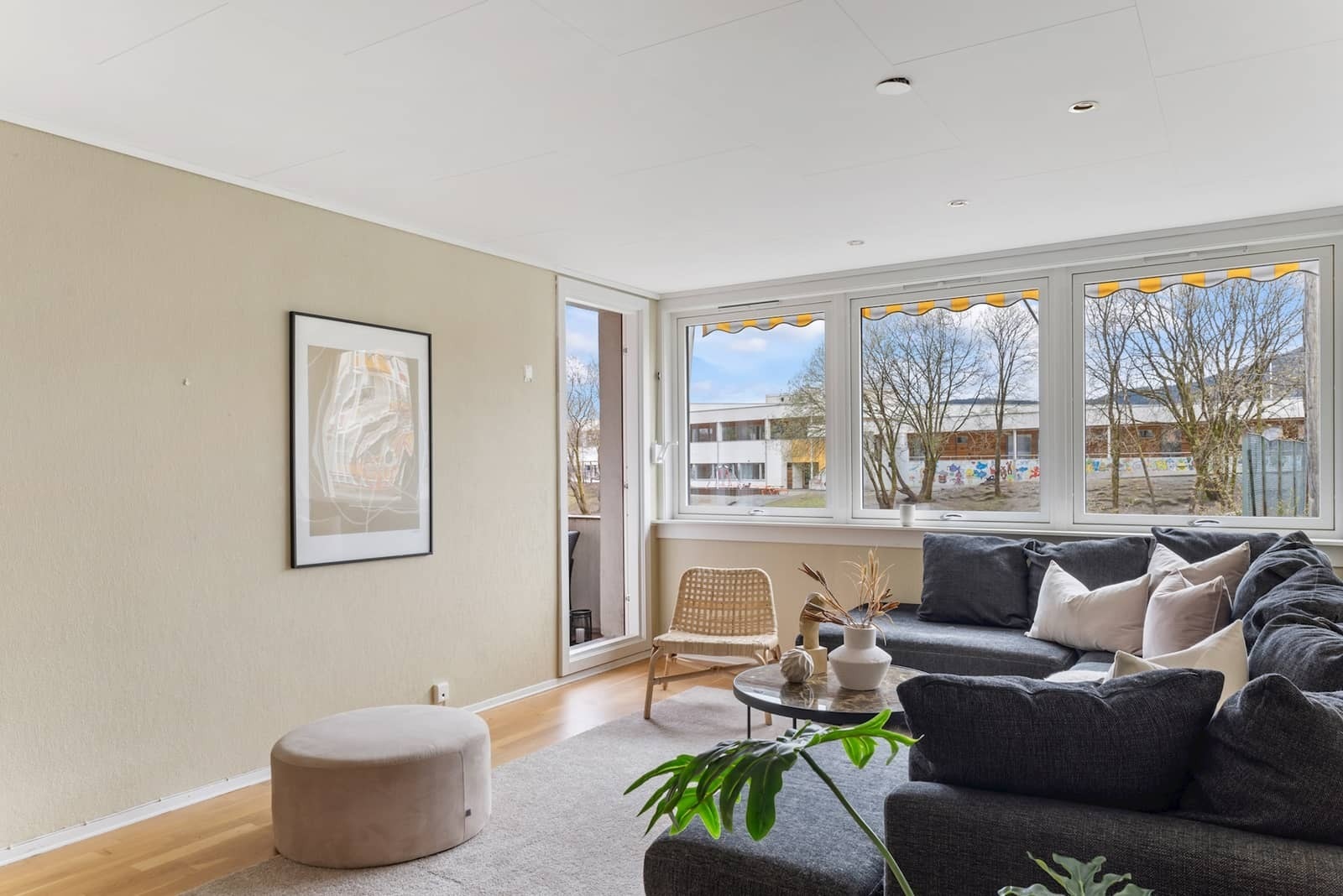 Romslig og lys stue Galleribilde