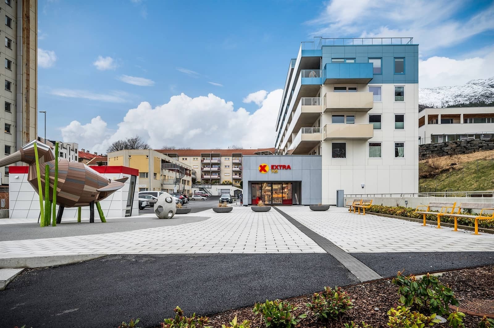 Exstra og busstopp med 5 min gangavstand fra leilighet. Det går busser direkte til Haukeland, sentrum, HVL og NHH fra stoppet. Galleribilde