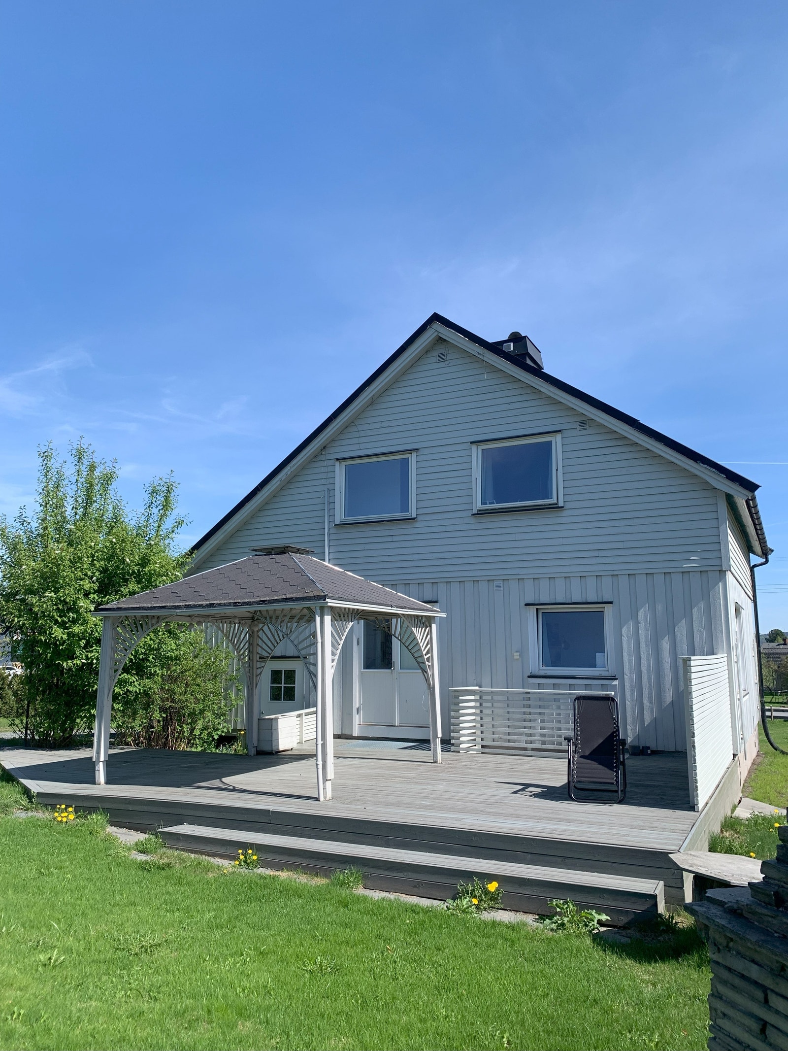 Stor og solrik terrasse Galleribilde