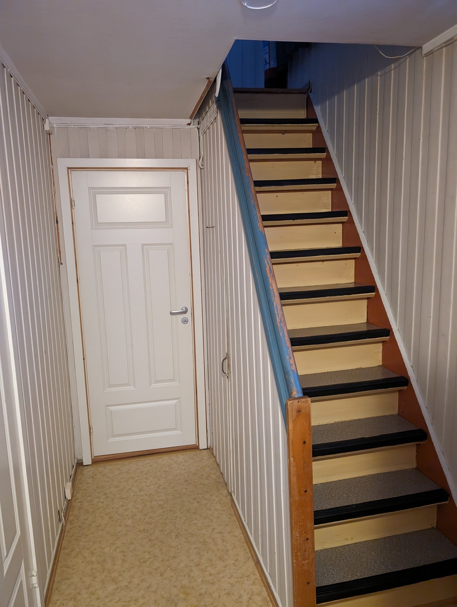 Trapp opp til andre etasje. dør på siden av trappa leder ned til kjeller Galleribilde