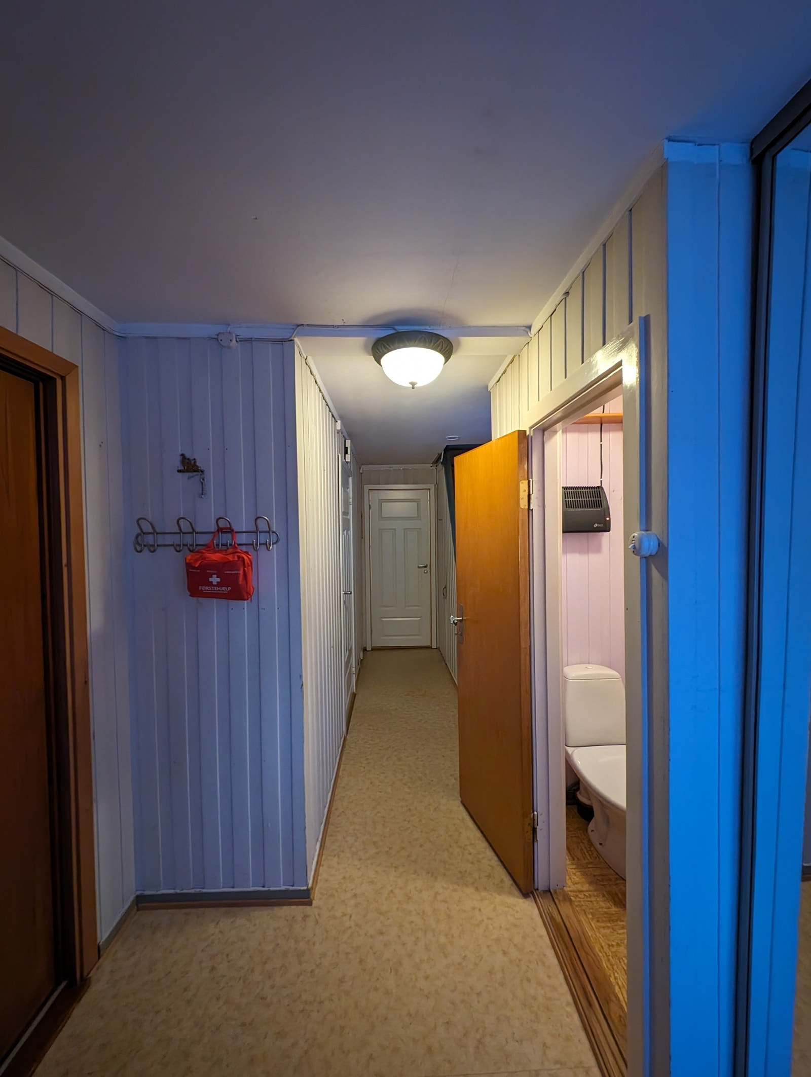 gang, ytterdør ses til venstre. toalett til høyre. dør på venstre vegg i gang leder inn til kjøkken. trapp opp til andre etasje høre side. Galleribilde