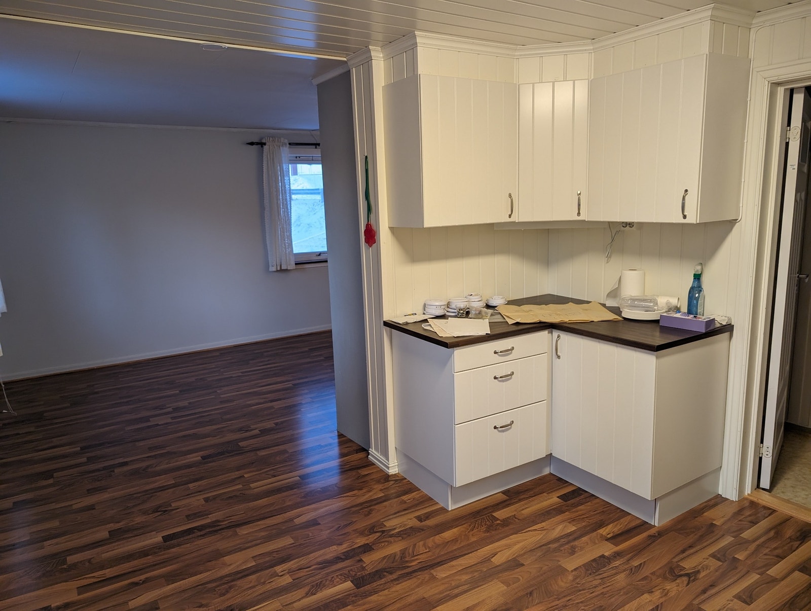 kjøkken, åpent inn til stue Galleribilde