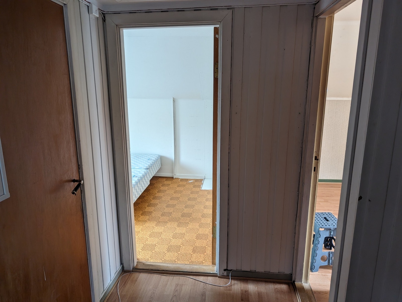 gang andre etasje. dørene er til soverom venstre, rett frem og høyre. dør til bad er utenfor bildet (til høyre) Galleribilde