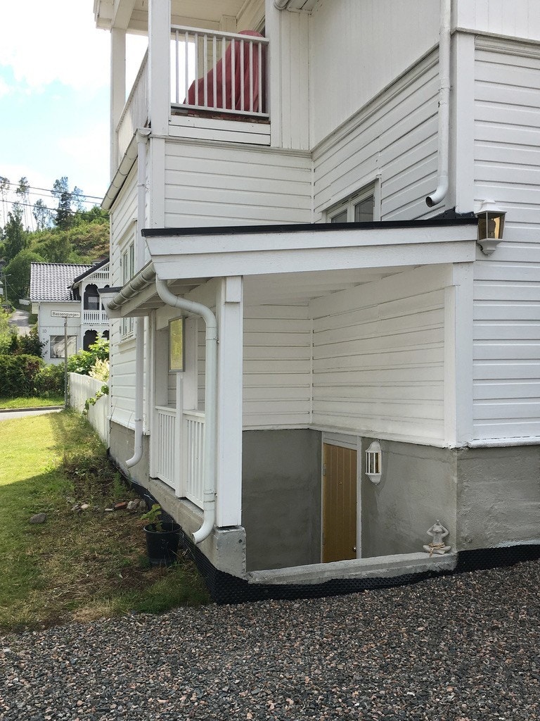 Leiligheten har egen inngang og det er gratis parkering i gaten. Galleribilde