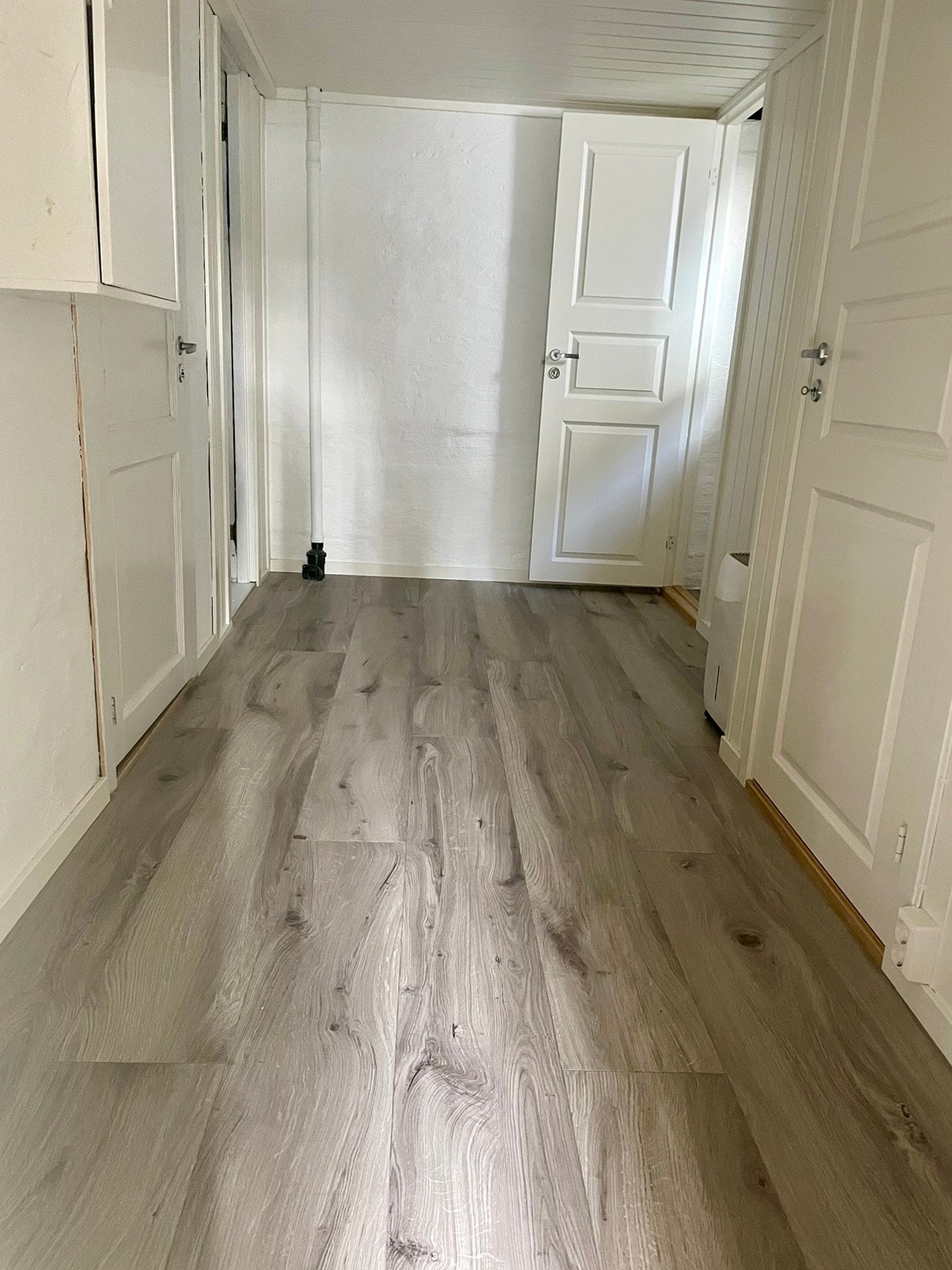 Den indre gangen mellom hoveddel, ekstrarom og bad. Galleribilde