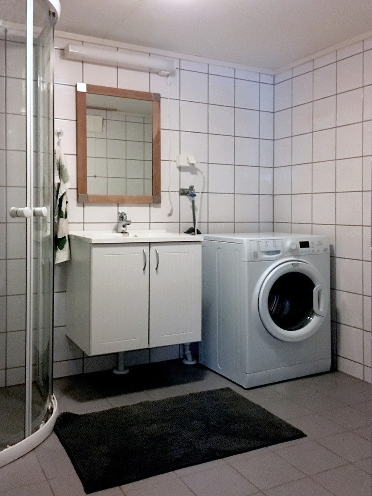 Det nette badet har alt du trenger inkludert gulvvarnme og vaskemaskin. Galleribilde