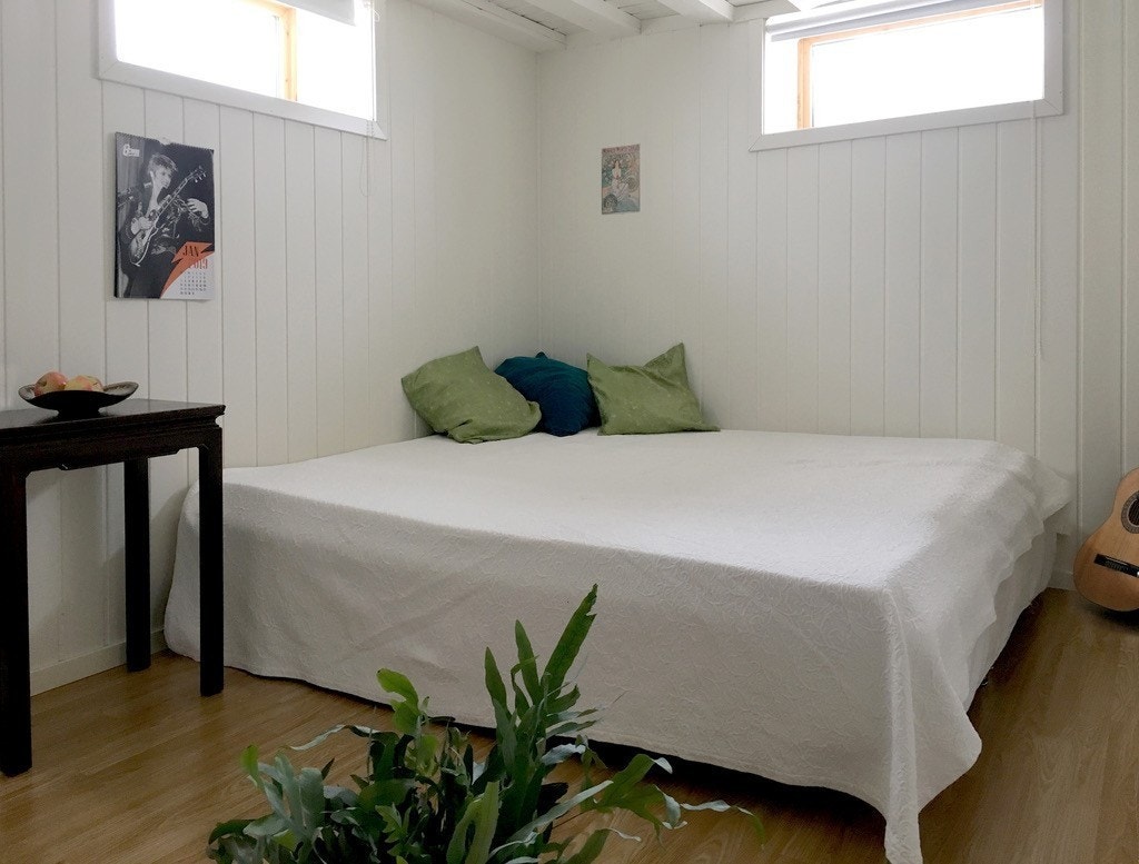 Lyst og delikat soverom, helt nyoppusset. Galleribilde