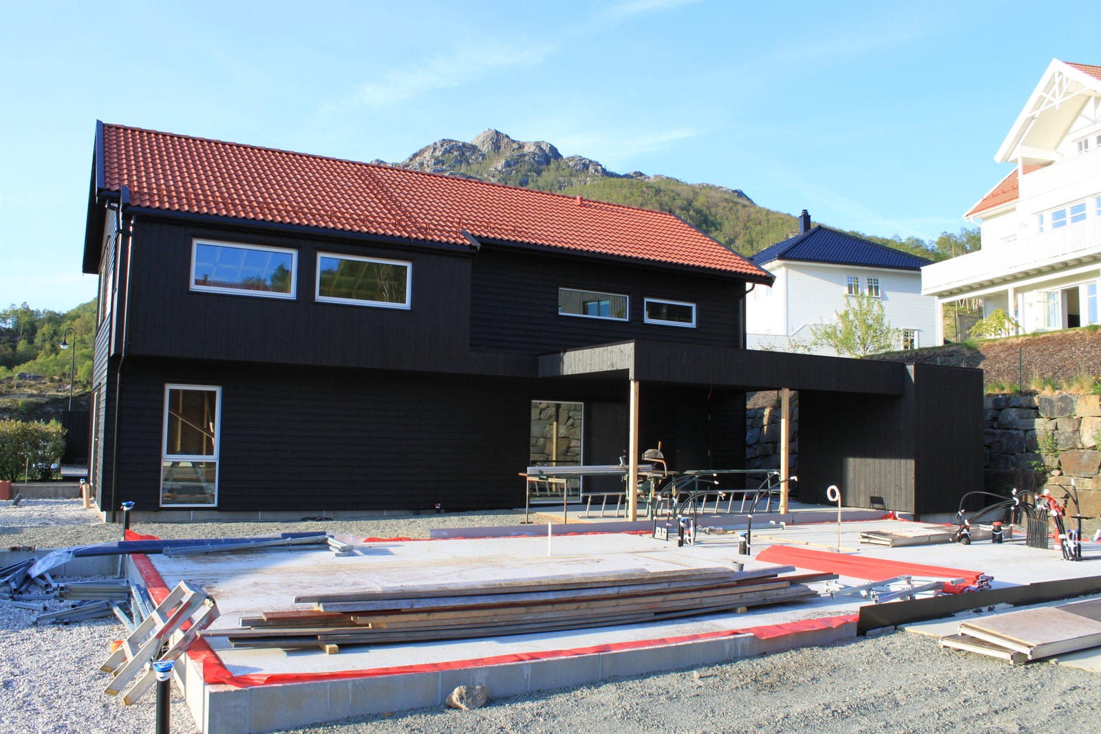 Hunnadalen 18 mot sør. Ferdig kledd utvendig. Galleribilde