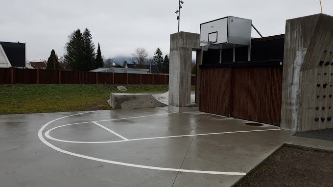 Leiligheten ligger 2 min gangavstand til flott Aktivitetspark. Galleribilde