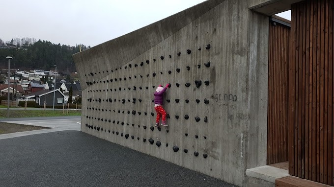 Leiligheten ligger 2 min gangavstand til flott Aktivitetspark. Galleribilde