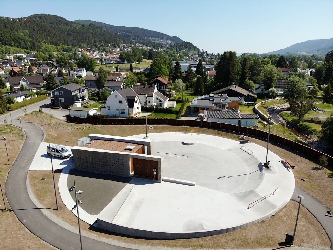 Leiligheten ligger 2 min gangavstand til flott Aktivitetspark. Galleribilde