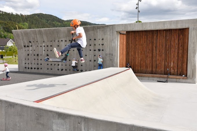 Leiligheten ligger 2 min gangavstand til flott Aktivitetspark. Galleribilde