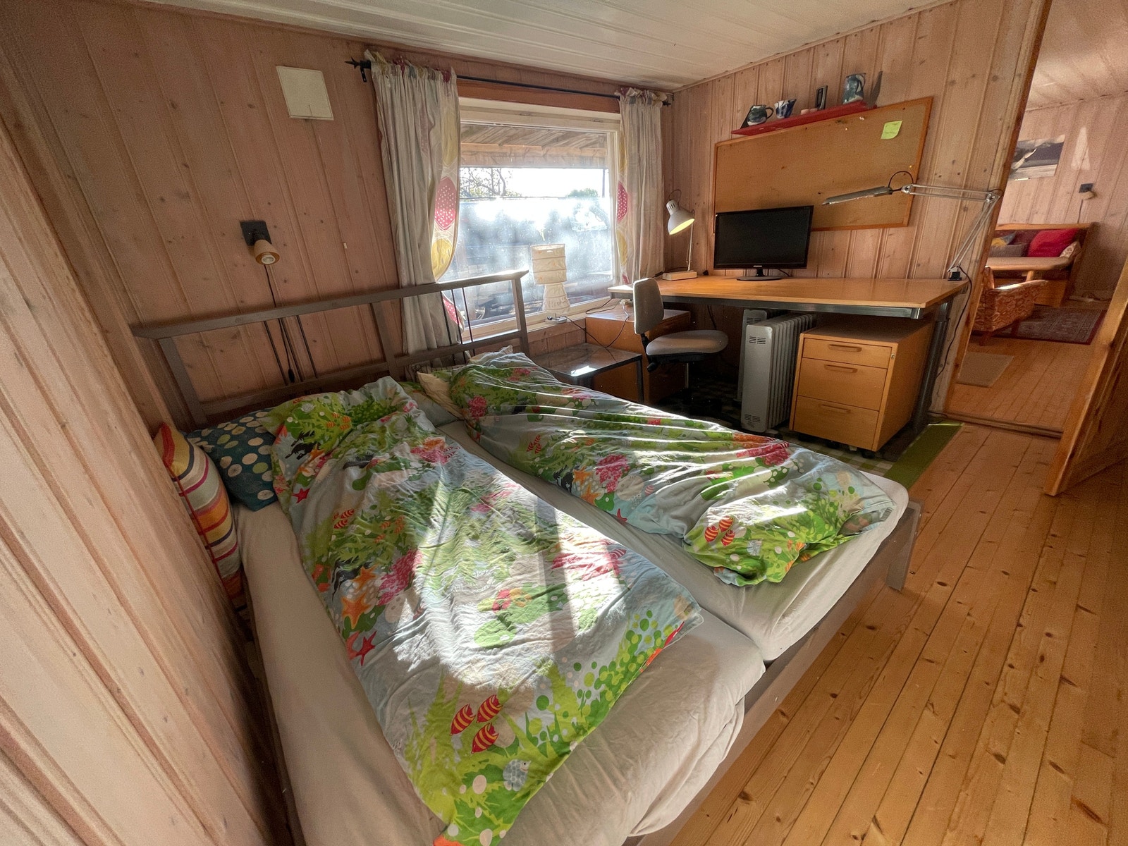 Soverom med skrivebord Galleribilde