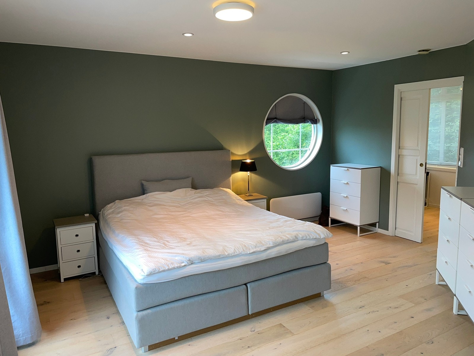 Hovedsoverom med walk-in closet & eget bad Galleribilde